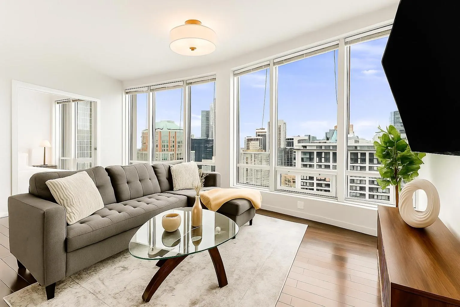 Central 2-Bedroom Apartment With Great Views Walkable Location Vancouver Kanada