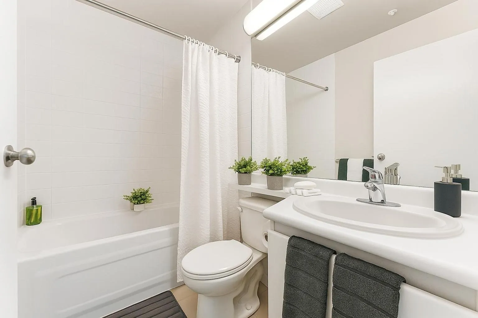 Central 2-Bedroom Apartment With Great Views Walkable Location Βανκούβερ Καναδάς